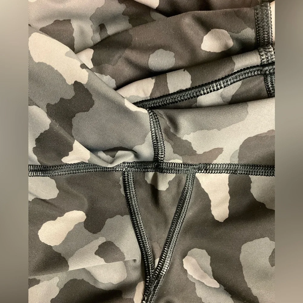 Athleta Lightning Camo 7/8 Tights Sz Sm